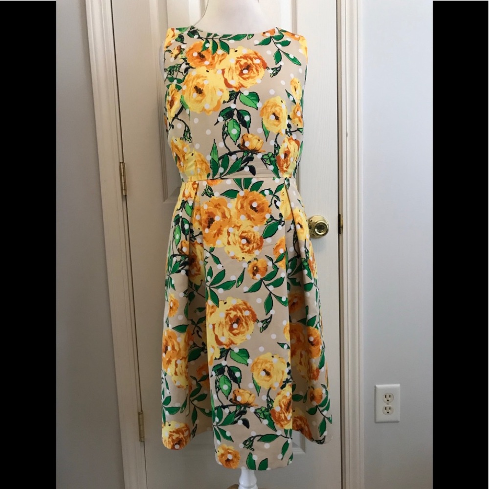 😍Beautiful Tan Dress w/ Flower Print & Pol…